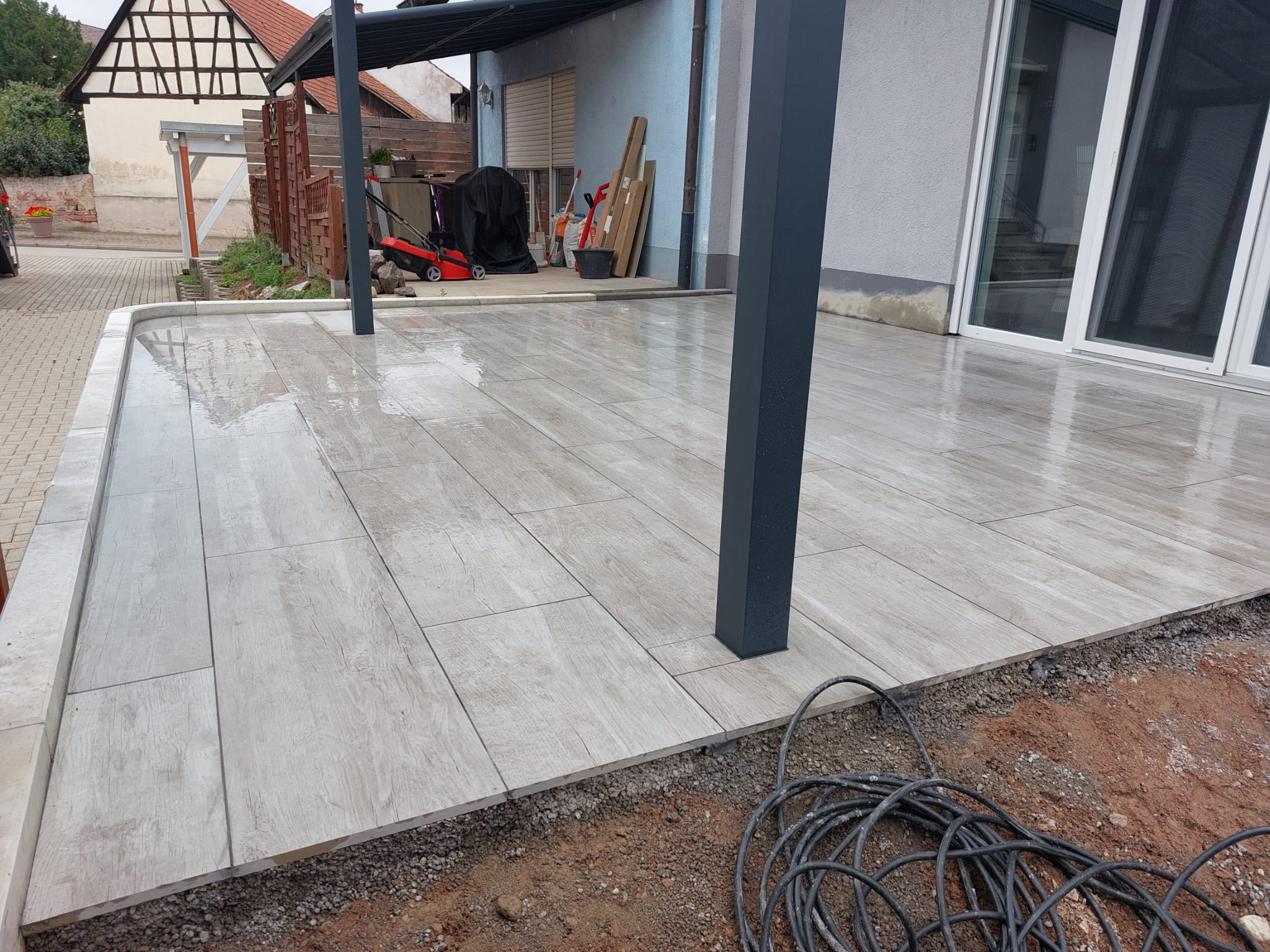 Terrassengestaltung. Terrasse  mit Unterbau und Keramikplatten